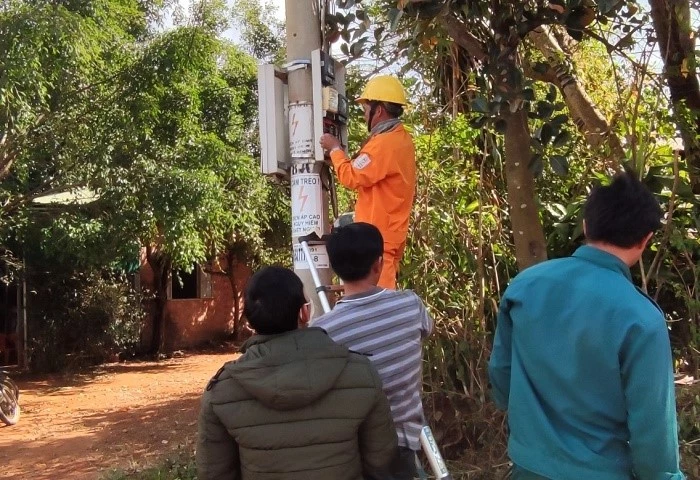 Điện lực Tuy Đức lắp đặt công tơ mới cho khách hàng khu vực biên giới xã Đắk Buk So