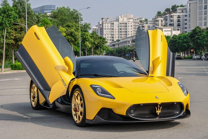 Ngắm siêu xe Maserati MC20 mạ vàng độc nhất Việt Nam
