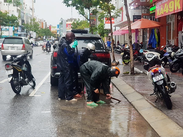Xử lý tắc nghẽn ở các cửa thu nước để giảm thiểu ngập úng cục bộ trên các tuyến đường khu vực trung tâm TP Đà Nẵng do mưa lớn 