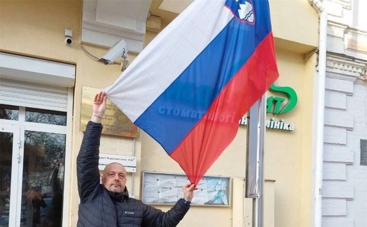 Đặt cờ của quốc kỳ Slovenia vào góc là một cách thể hiện lòng yêu thương đối với đất nước Slovenia. Từ hình ảnh này, chúng ta còn có thể cảm nhận được sự tôn trọng và sự quý trọng đối với những giá trị của đất nước này.