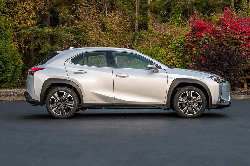 SUV hybrid subcompact tiết kiệm nhiên liệu nhất: Lexus UX 250h (mức tiêu hao nhiên liệu ở đường hỗn hợp: 6,9 lít/100 km).