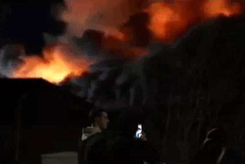 NÓNG: Tên lửa Nga từ tàu chiến và máy bay dồn dập nã vào nhà máy lọc dầu Ukraine