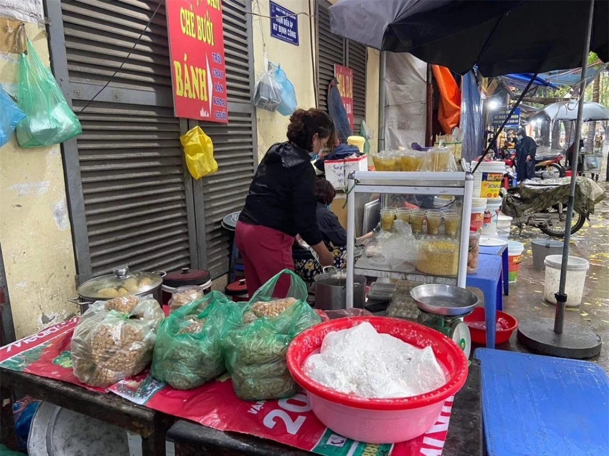 Các nguyên liệu làm sẵn, được chủ cửa hàng đóng gói cẩn thận giúp khách hàng không phải xếp hàng chờ lâu mua.