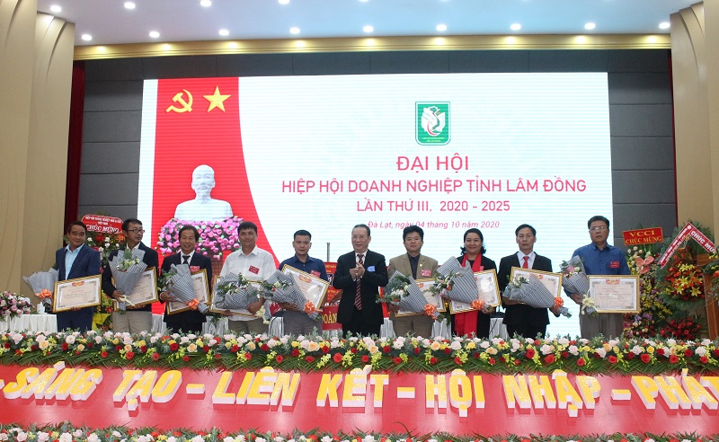 VINASME tặng bằng khen cho nhiều cá nhân, doanh nghiệp thuộc Hiệp hội Doanh nghiệp tỉnh Lâm Đồng.