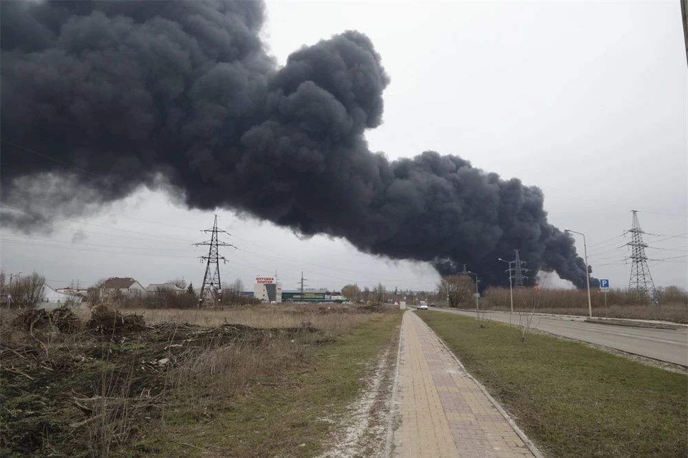 Toàn cảnh chiến sự tối 01/04: Trực thăng Ukraine tấn công vào lãnh thổ Nga, cháy nổ dữ dội - Ảnh 1.