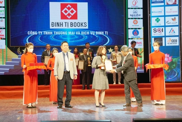 Đại diện Đinh Tị Books nhận danh hiệu Thương hiệu vàng năm 2022