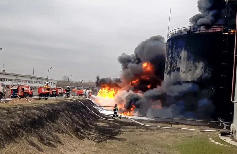 Nga cáo buộc Ukraine tấn công kho dầu, Kiev nói: Có khi do lính Nga ngầm trái lệnh mà nên