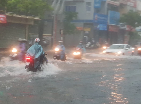 Mưa rất lớn từ chiều tối đến đêm qua 1/4 khiến nhiều tuyến đường, khu dân cư ở Đà Nẵng bị ngập sâu