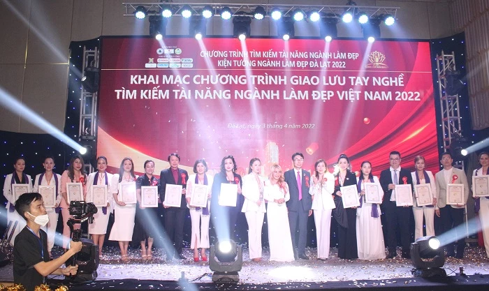 Ông Jang Hyo Kwan – Chủ tịch Hiệp hội Y tế thẩm mỹ Hàn Quốctặng bằng khen cho 20 doanh nhân xuất sắc trong ngành làm đẹp Việt Nam.