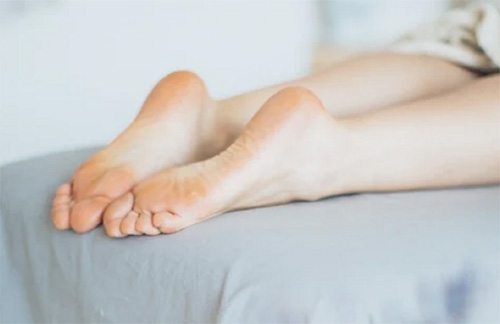 Các biện pháp điều trị chuột rút ở chân trong mùa hè