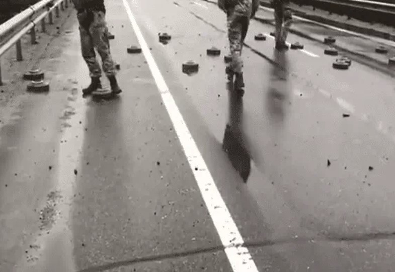 Thót tim cảnh lính Ukraine thản nhiên “đá mìn” dọn đường