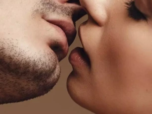5 căn bệnh có thể lây truyền có nụ hôn