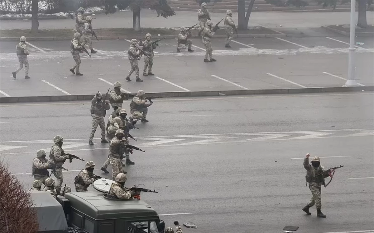 Quân đội Kazakhstan trấn áp biểu tình bạo động hồi tháng 1/2022. Ảnh: Tass.