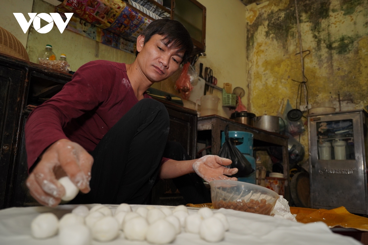 Người bán hàng dậy từ 2 giờ sáng chuẩn bị bánh trôi, bánh chay Tết Hàn thực