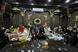 Nghệ An: Bắt nhóm "nam thanh, nữ tú" mở tiệc ma túy trong quán Karaoke Phượng Phi Thường