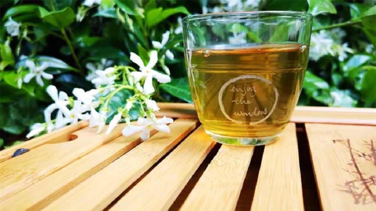 Trà xanh: Trà xanh có đặc tính chống oxy hóa và chống viêm, có thể giúp giảm viêm ở phổi. Loại trà này cũng có khả năng bảo vệ các mô phổi khỏi tác hại khi hít phải khói bụi.