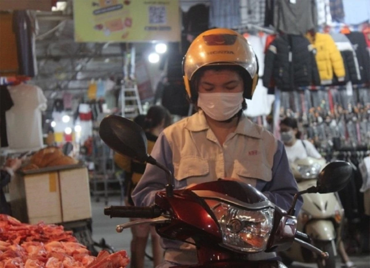 Hàng loạt mặt hàng tăng giá khiến cuộc sống của các công nhân ngày càng thêm khó khăn. (Ảnh: DT)