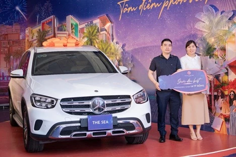 Chị Nguyễn Thị Quỳnh là khách hàng may mắn trúng chiếc xe Mescerdes Benz giá trị 1,8 tỷ đồng