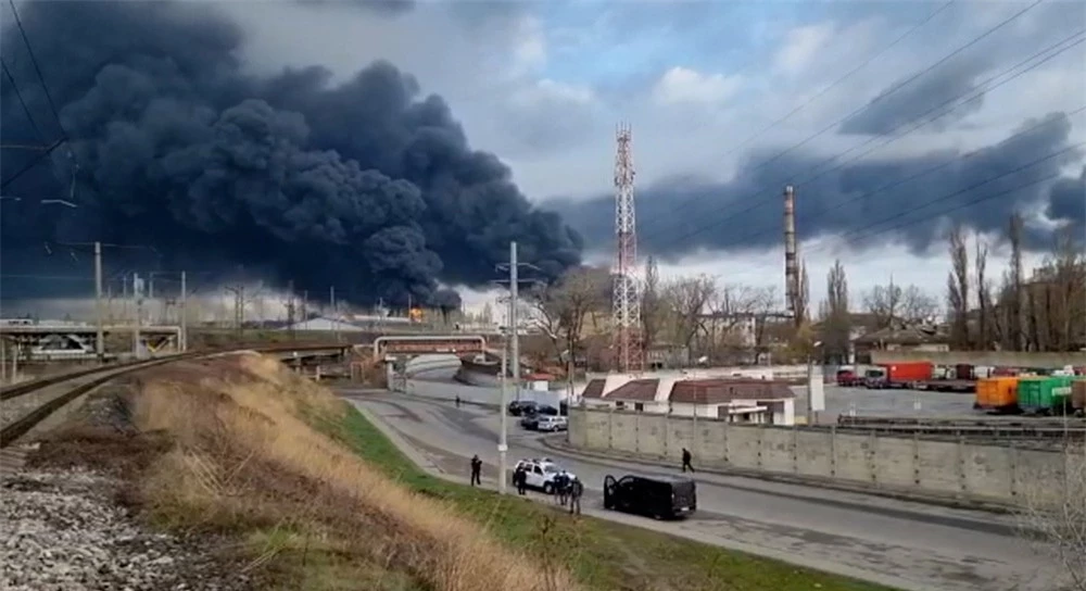 Toàn cảnh chiến sự trưa 04/04: Đấu súng dữ dội ở Mariupol - Loạt mục tiêu Ukraine bốc cháy - Ảnh 2.