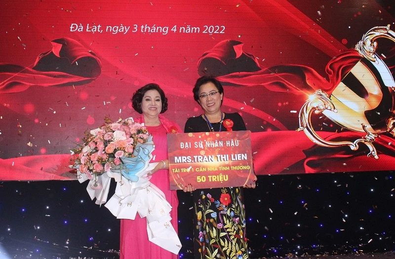 Doanh nhân Trần Thị Liên – CEO Collin Hotel (bên trái) trao tặng nhà tình thương cho người nghèo Đà Lạt. 