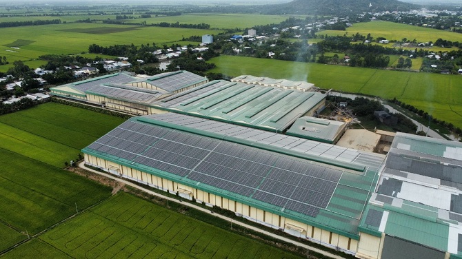 Hệ thống điện mặt trời áp mái của  Công ty TNHH Sembcorp Solar Việt Nam lắp trên mái nhà của Công ty Lương thực Thoại Sơn.