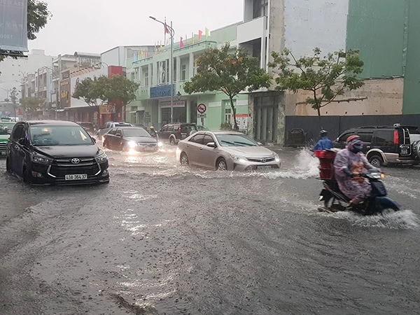 Theo Văn phòng Ban chỉ huy Phòng, chống thiên tai, tìm kiếm cứu nạn và Phòng thủ dân sự TP Đà Nẵng, đợt mưa lũt ừ ngày 31/3 đến 2/4 đã làm trên địa bàn TP xảy ra 13 vị trí ngập úng đô thị