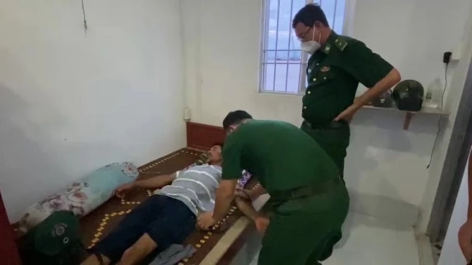 Biên phòng Gành Hào sơ cứu ban đầu và giao cho gia đình tiếp tục chăm sóc sức khỏe.