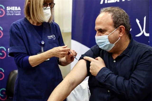 Các nước châu Âu thúc đẩy chương trình tiêm mũi vaccine thứ tư - Ảnh 1.
