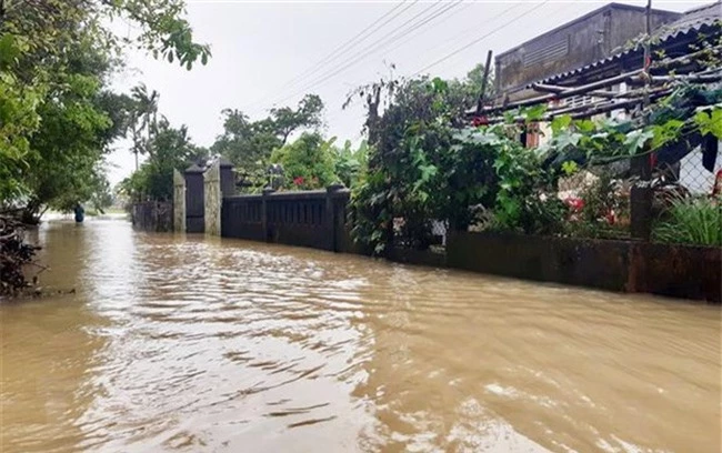 Nhiều tuyến giao thông tại huyện Quảng Điền, Thừa Thiên - Huế ngập sâu, giao thông bị chia cắt. (Ảnh: TTXVN)