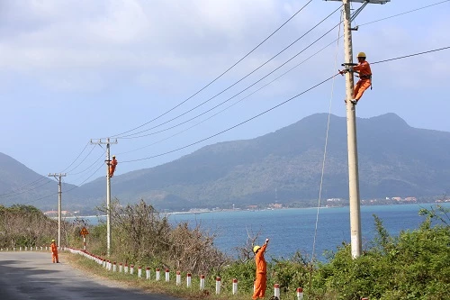 Công nhân Điện lực Bà Rịa - Vũng Tàu sửa chữa lưới điện trên địa bàn.