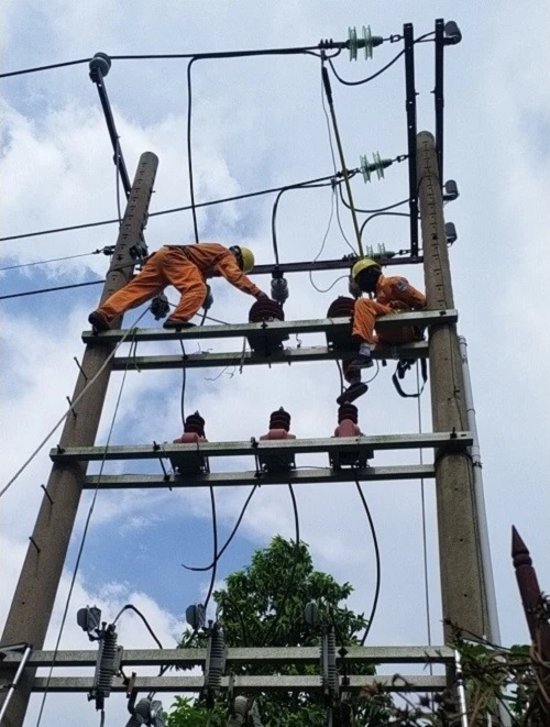 Công nhân Điện lực Bà Rịa – Vũng Tàu kiểm tra bảo dưỡng trạm biến áp trên địa bàn
