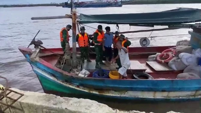 Ông Kim Hùng Cường được lực lượng Biên phòng Gành Hào cứu và đưa vào bờ an toàn.