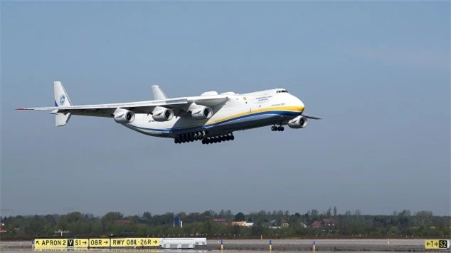 Những hình ảnh mới gây sốc về chiếc An-225 lớn nhất thế giới của Ukraine bị phá hủy - Ảnh 2.