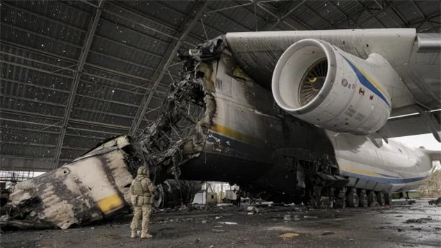 Những hình ảnh mới gây sốc về chiếc An-225 lớn nhất thế giới của Ukraine bị phá hủy - Ảnh 4.