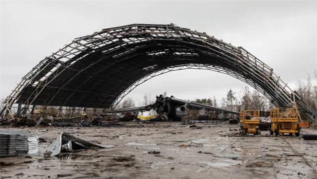 Những hình ảnh mới gây sốc về chiếc An-225 lớn nhất thế giới của Ukraine bị phá hủy - Ảnh 6.
