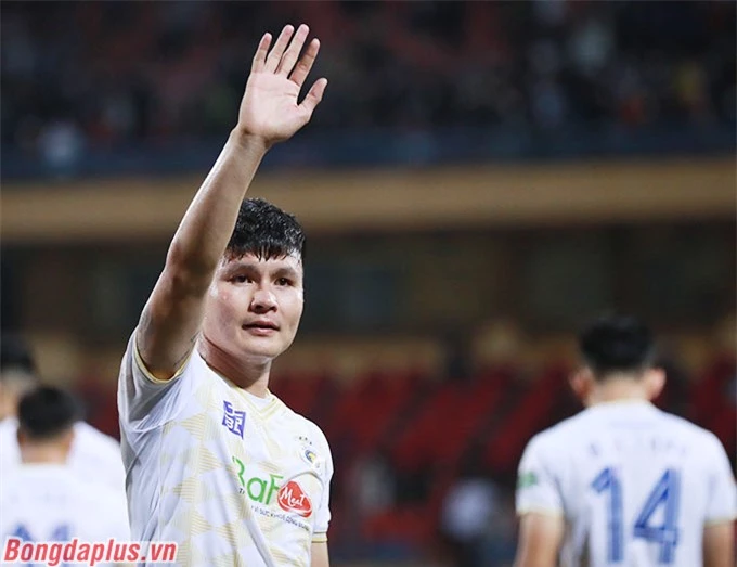 Quang Hải tạm biệt Hà Nội FC sau ngày 12/4 - Ảnh: Tường Minh