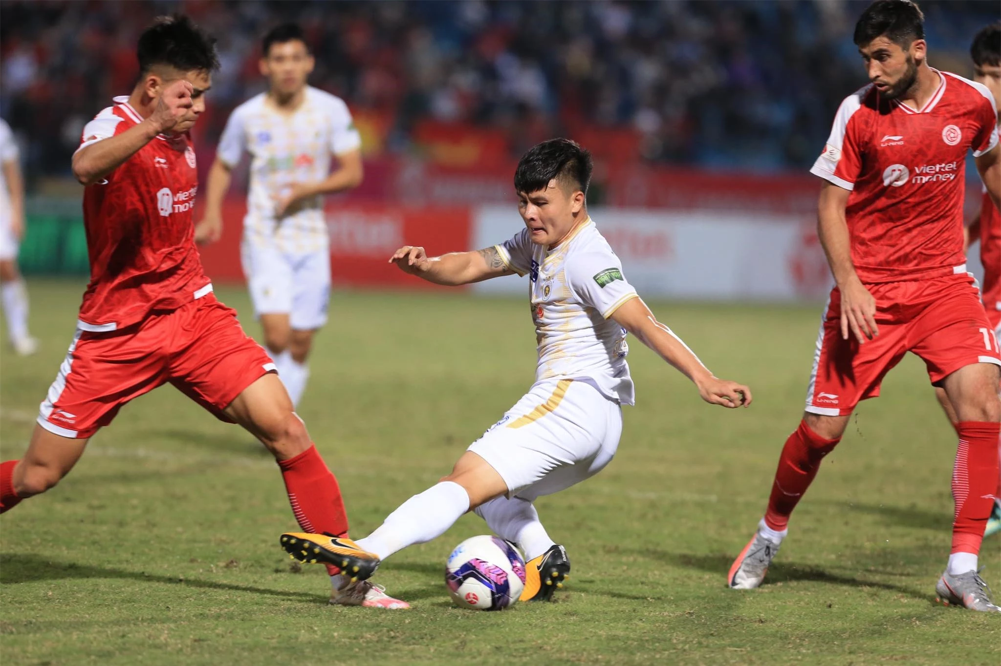 Quang Hải chơi trận đấu cuối cùng trong màu áo Hà Nội ở sân chơi V.League - Ảnh: Đức Cường 