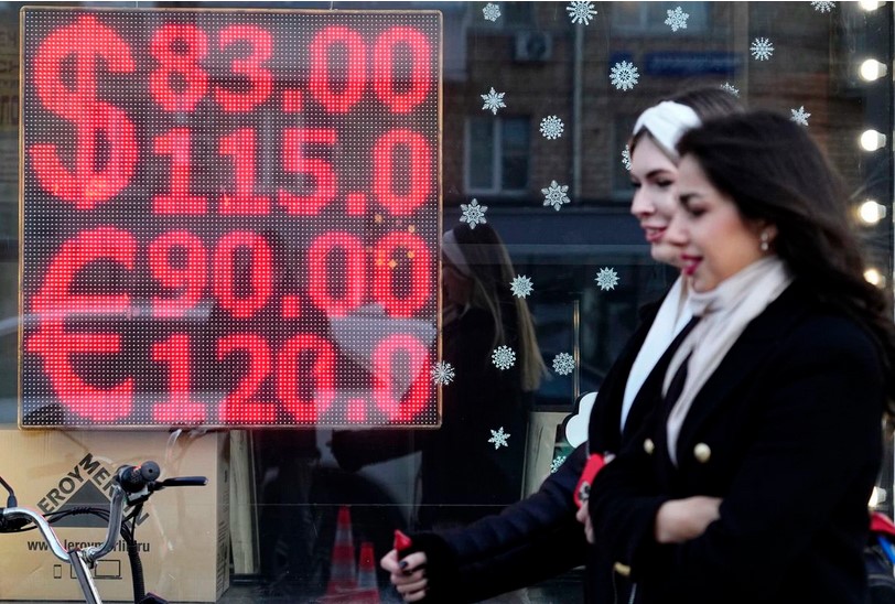 Nga chịu trừng phạt chưa từng có tiền lệ, tại sao đồng Rúp lại "phản kích" thành công?