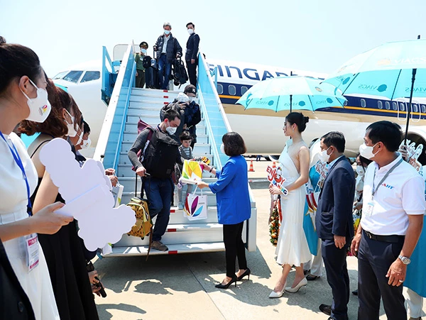 Lãnh đạo ngành du lịch và Cảng HKQT Đà Nẵng chào đón chuyến bay quốc tế đầu tiên trở lại sân bay Đà Nẵng ngày 27/3/2022