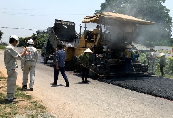 Tận dụng nhựa phế thải khắc phục hằn lún vệt bánh xe trên đường