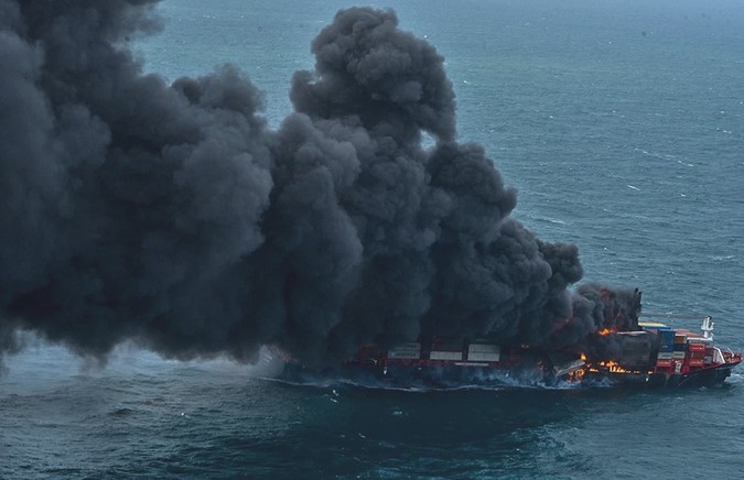 AP: Nga vừa bắn chìm 1 tàu ở Mariupol, Ukraine không thể ứng cứu dưới làn đạn