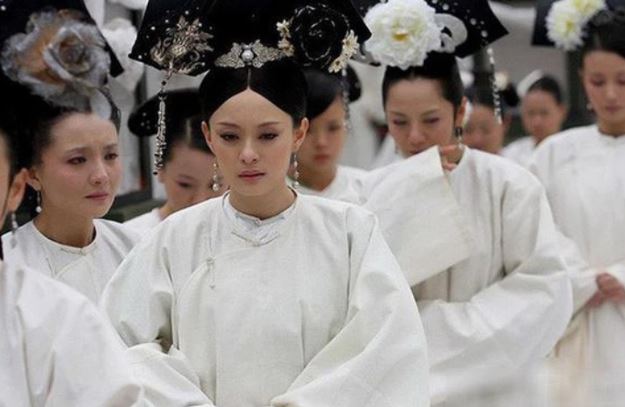 Hoàng đế qua đời, phi tần phải làm một việc còn đau khổ hơn chôn sống: Lý do cực đau xót!