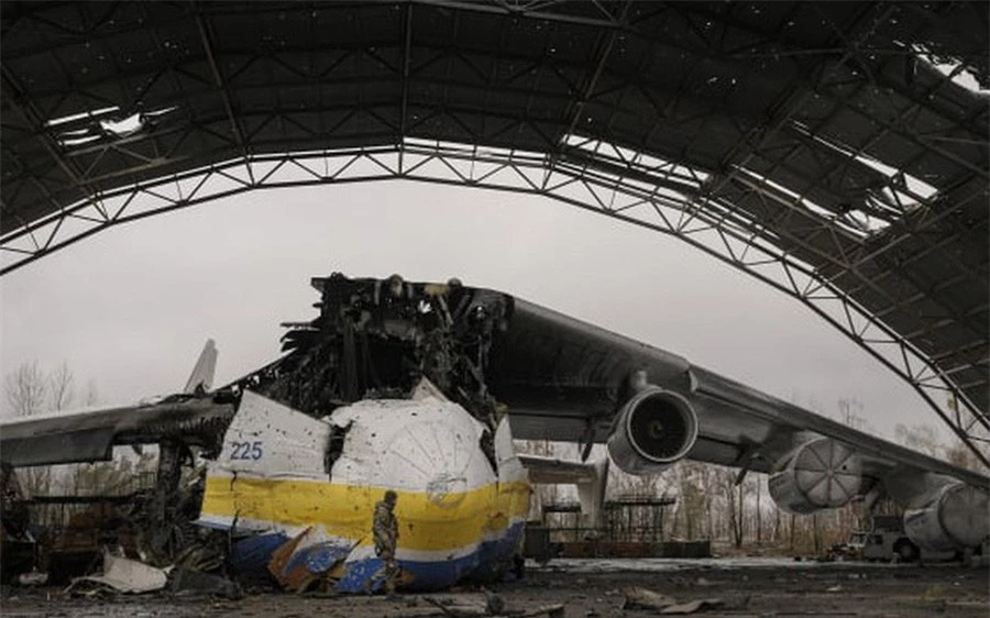 Cận cảnh chiếc máy bay lớn nhất thế giới hóa đống sắt vụn vì xung đột Ukraine