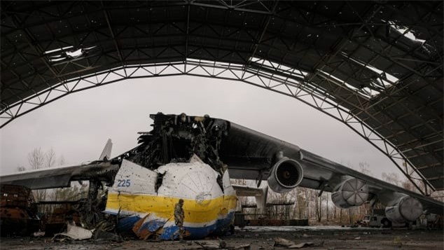 Cận cảnh chiếc máy bay lớn nhất thế giới hóa đống sắt vụn vì xung đột Ukraine - Ảnh 1.