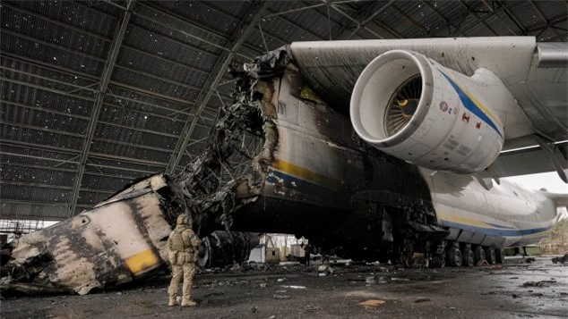Cận cảnh chiếc máy bay lớn nhất thế giới hóa đống sắt vụn vì xung đột Ukraine - Ảnh 4.