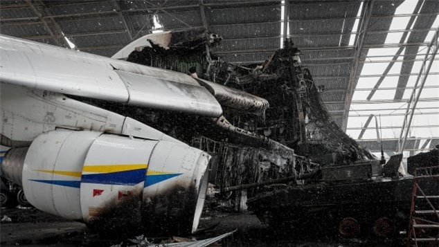 Cận cảnh chiếc máy bay lớn nhất thế giới hóa đống sắt vụn vì xung đột Ukraine - Ảnh 6.