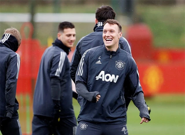 Phil Jones vẫn luôn lạc quan dù chấn thương đeo bám khiến anh phải nghỉ thi đấu liên tục