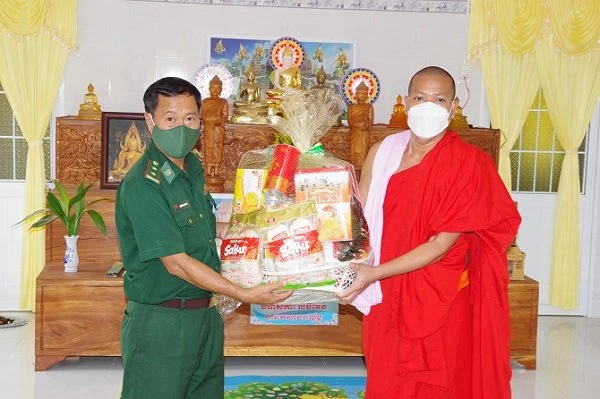Ảnh 1: Đại tá Bùi Văn Bình, Phó chỉ huy trưởng Nghiệp vụ BĐBP tỉnh thăm tặng quà  các vị sư sãi chùa ĐonKaĐon, huyện Trần Đề (Ảnh: Văn Long).