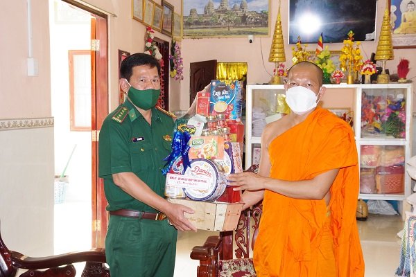 Ảnh 2: Đại tá Bùi Văn Bình, Chỉ huy phó nghiệp vụ thăm tặng quà chúc tết chùa Trà Sết xã Vĩnh Hải, thị xã Vĩnh Châu (Ảnh: Văn Long).