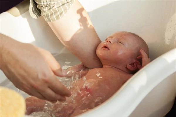 Trẻ sơ sinh nên tắm lần đầu khi nào?